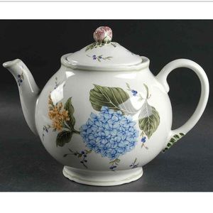 Floral Teapot & Lid
Vintage Garden
by PRINCESS HOUSE